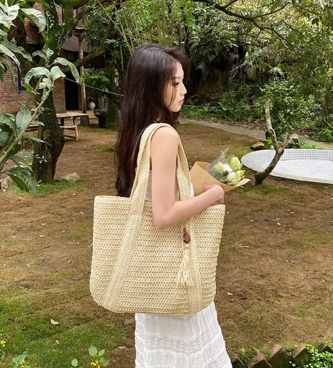 Women's Paper-Straw Shoulder Tote with Tassel Accent